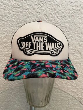 VANS OFF THE WALL Black & White Flat-brim SnapBack Floral Bill Trucker Hat